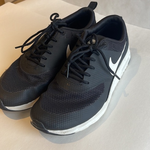 NIKE BLACK RUNNING SHOES SIZE 8 - Picture 4 of 6